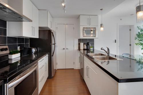 Modern Luxury 2BR Residence in The Downtown Core! Prime Location