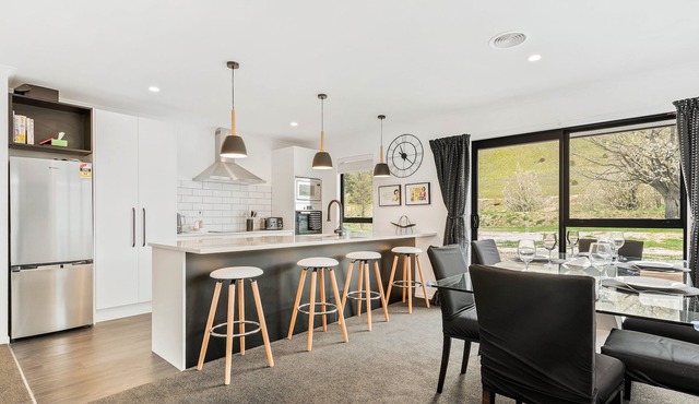 Modern Mount Pisa - Cromwell Holiday Home