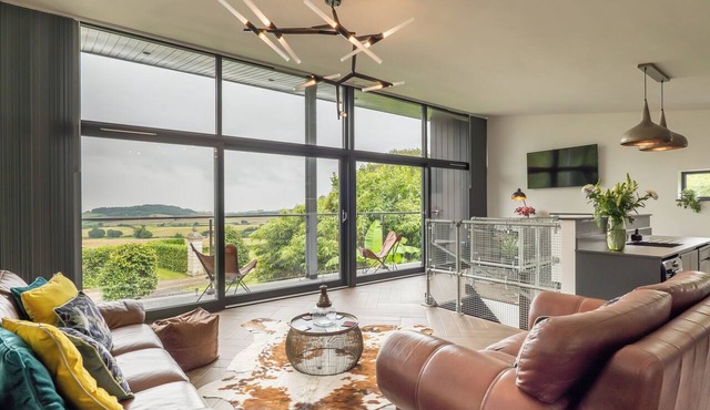Modern, open plan property outside Exeter, panoramic sea and estuary views. in Exeter