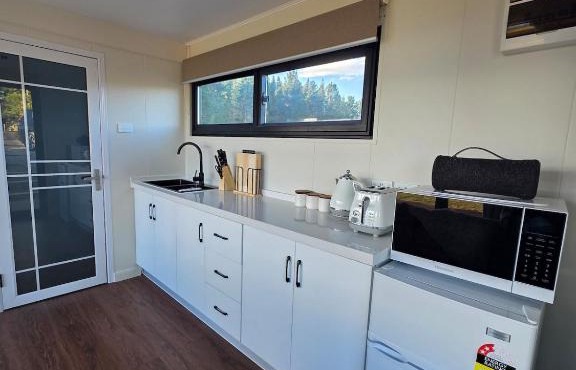 Modern studio overlooking Alexandra, Central Otago