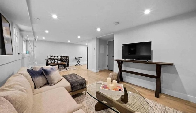 Modern Two Bedroom Suite in Stylish Kitsilano