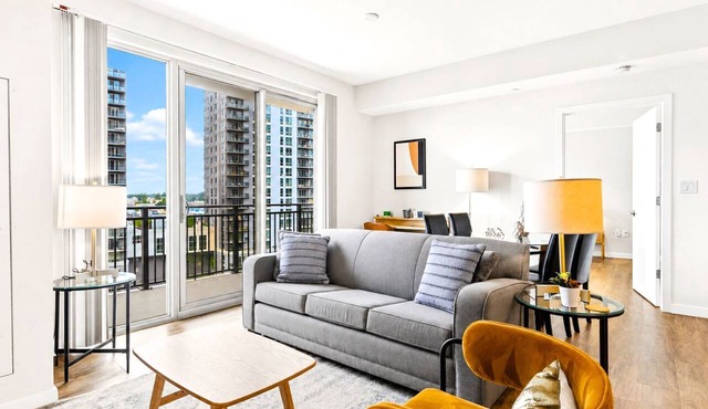 Modern Waterfront Apt in Harbor Point