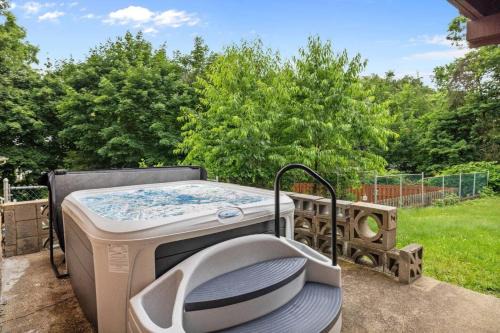 Mount Washington Home with Private Deck Sleeps 16