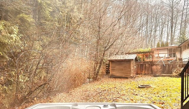 Mountain View, 5BDR, Patio and Hot Tub! Creek In the Backyard!