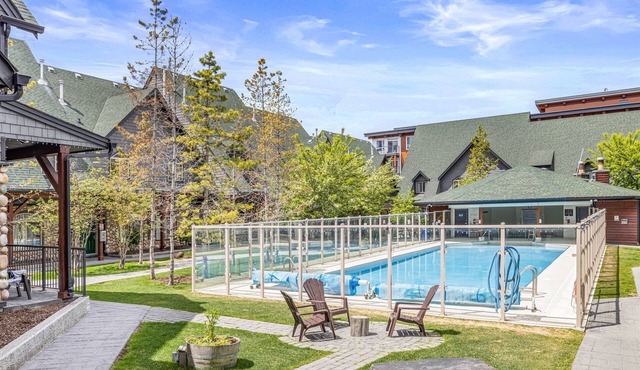Mountain View Chalet - Large Outdoor Pool and Hot tub - Pet Friendly