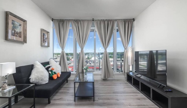 mountain view Condo by UofC/LRT/free parking/gym/easy access to Banff