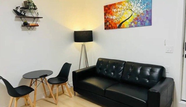 New & Modern 1 bedroom suite near beaches & border