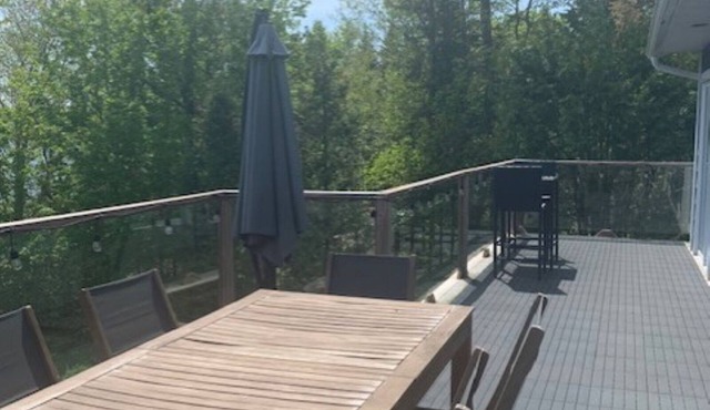 Nice house directly on the lake. Must be rented 31 days or more.