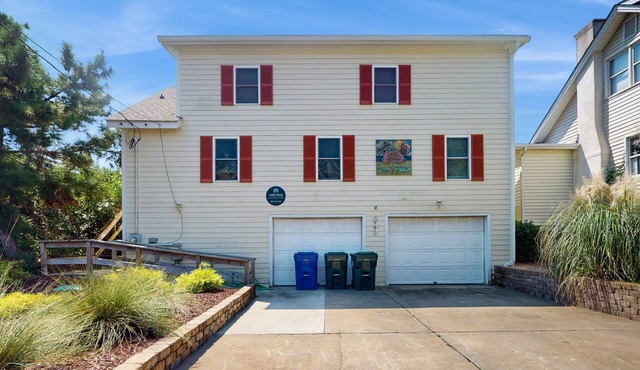 Oceanfront beach cottage with large deck & W/D - dog-friendly