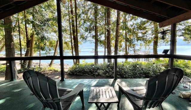 Oceanfront cabin in the Broughton Archipelago. Excellent wildlife viewing!
