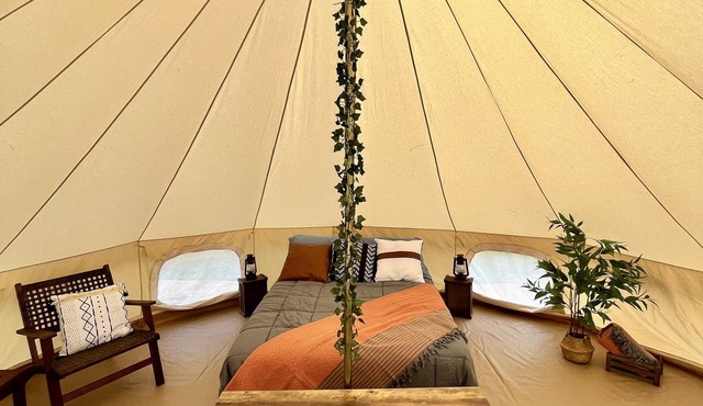 Off Grid Glamping Tent with shared Hot tub, and Sauna!