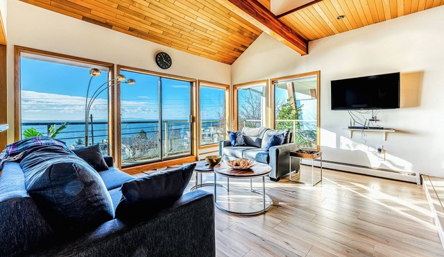 Panoramic Ocean Front View, 5 BR full Bath- Renovated Whole House in White Rock