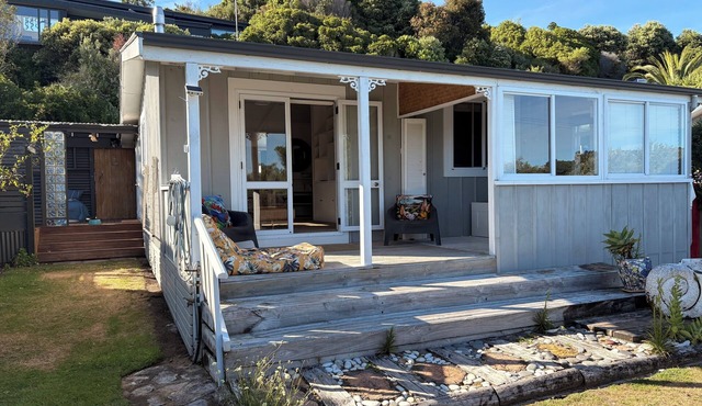 Paradise Beach Cottage - across the road to Ligar Bay Beach