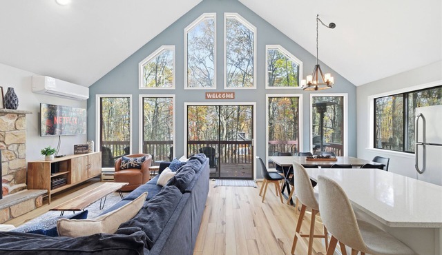 Peaceful fully renovated chalet in Lake Harmony, dog friendly!