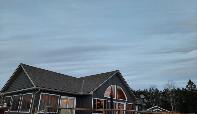 Peaceful Waterfront Lake House on Weslemkoon Lake