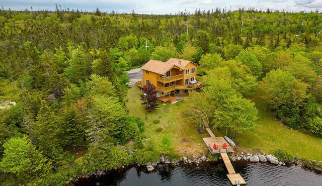 Pet-friendly Lakefront Home w/Sauna. Close to Peggy's Cove, 40 Mins to Halifax.