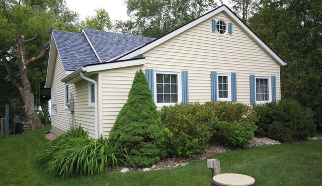 Poplar Beach Lakefront Cottage!