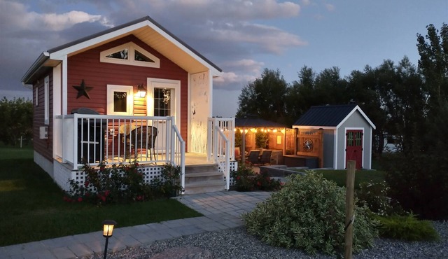 Prairie Rose Cottage with Private Hot Tub & Firepit