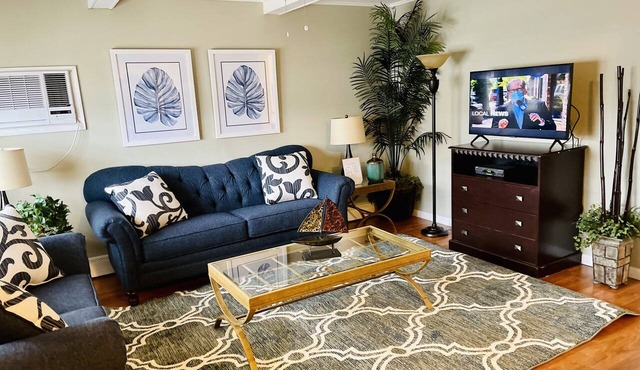 PREMIER HOST-2BR SEASIDE PARK SUITE#4, One Short Block to Beach, Kit, Liv Room