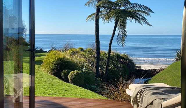 Premium Beachfront Villa- Adrift in Golden Bay (adults only)