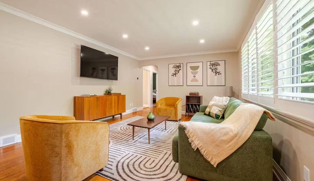 Private backyard retreat ✔️hot tub ✔️parking ✔️2 king beds ✔️family/pet friendly