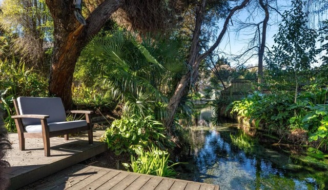 Private Creek with eels to feed, Walk to Supermarkets