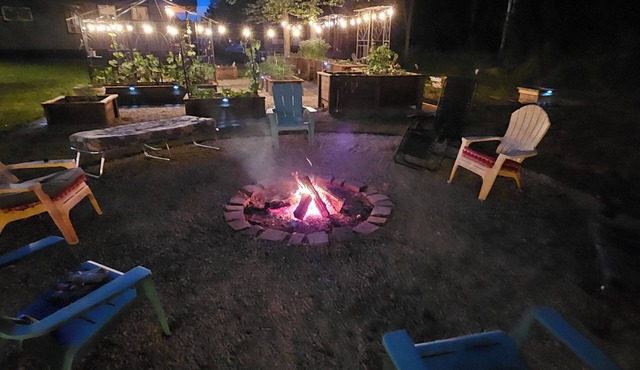 Private Forest Cottage with Hot Tub & Bunkie+sleeps 10