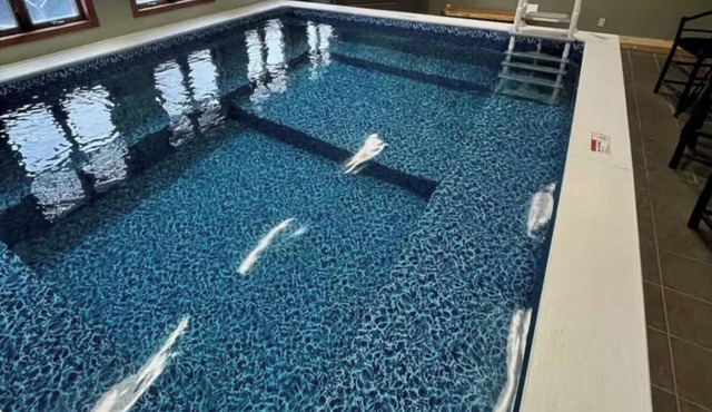 Private indoor pool & hot tub, 10 minutes to Gore, 25 minutes to Lake George