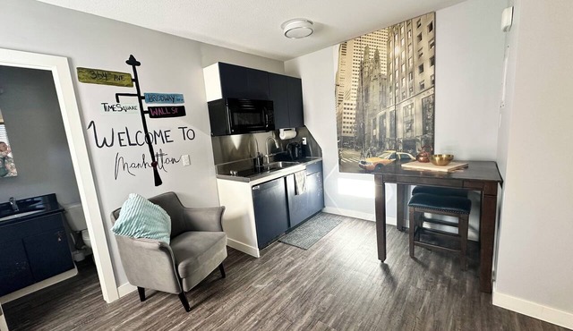 Private/Pet-friendly Themed Suite with Kitchenette! Fast Wi-Fi, Central