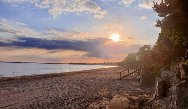 Private sand beach. Lakeview. Spacious LongBeachCottages.com – Cottage #8