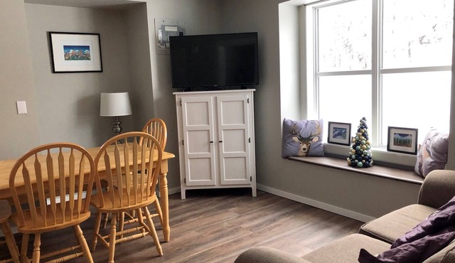 Private suite with semi-private hot tub, and BBQ - pet friendly too!