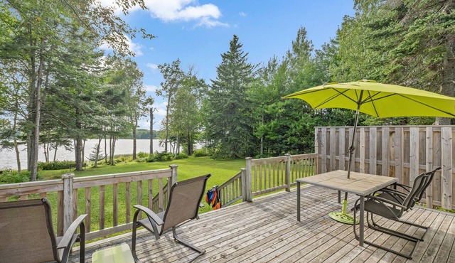 Private Waterfront Cottage on the lake