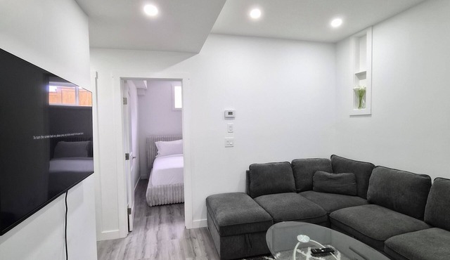 Quaint 2-bedroom house in Chestermere perfect for relaxing stays