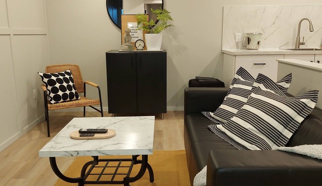 Relax on 4th! 2 yrs old, like new, meticulously clean suite in perfect location!