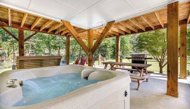 Riverfront gem w/wraparound deck, horseshoes, firepit, hot tub, WiFi - 2 dogs OK