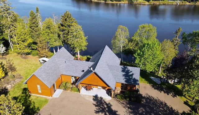 Riverlight Retreat — a cozy riverfront cottage in Browns Yard.