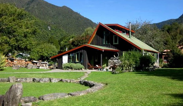 Romantic Cabin Surrounded by Mountains near Takaka, New Zealand