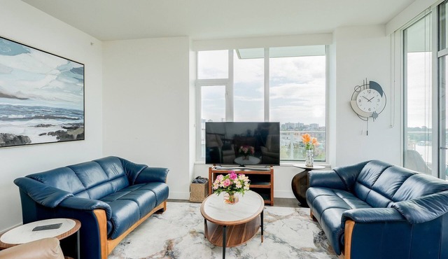 Royal Vista - Exceptional Views, AC and lots of Amenities by Victoria Prime!