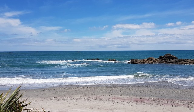 Rustic Beach Front Cottage Charleston NZ