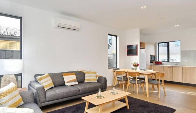 Salisbury Style-City location: Spacious two bedroom apartment