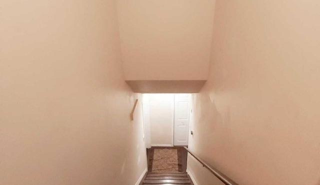 Save Time Commuting! North Side Suite 5 Min Walk to Site Bus Studio Basement