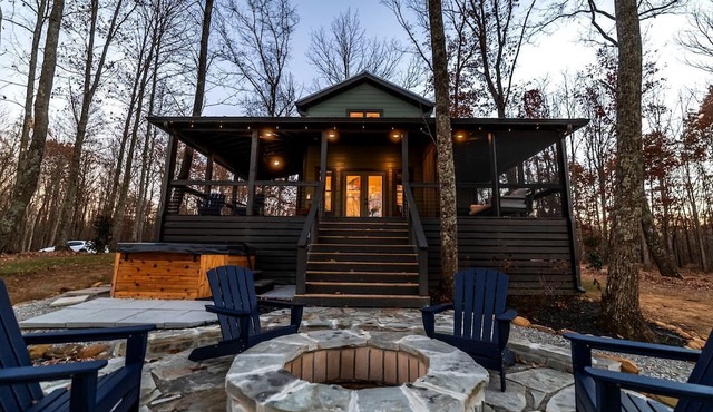 Scenic Bluffside Tiny Home Retreat with Kid-Friendly Loft near South Cumberland in Monteagle, Tennessee
