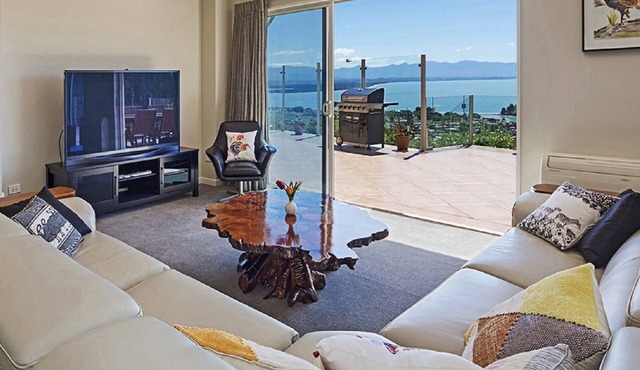 Seasbreeze 3 - Spacious, Sunny Nelson Holiday Home with Sea Views!