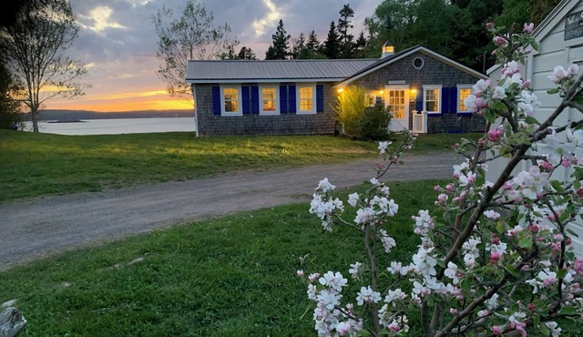 Seaside Cottage With Amazing Ocean Views:NEW MASTER BR,LR, Screened Porch,DECKS