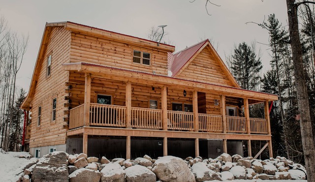 Secluded Luxury Cabin with Hot Tub, 10 mins from Cobourg Beach