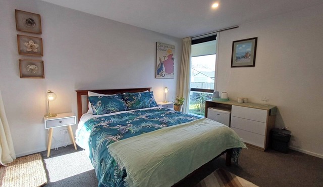 Separate access bedroom + ensuite in Pisa Moorings 300m from lake/Dunstan Trail