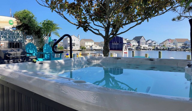 Shorely Perfect Waterfront Upscale 2nd FL 2/3BR 2.5bth Jacuzzi Dock Kayaks +