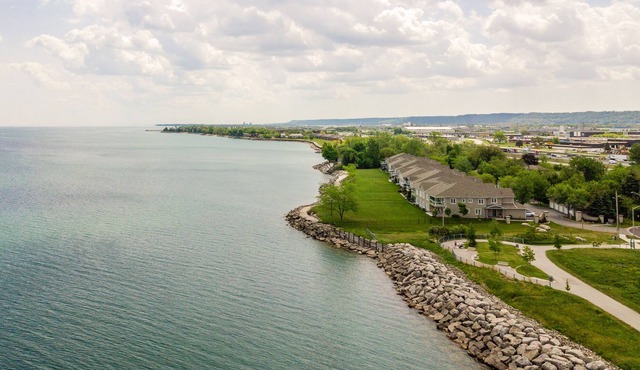 Simply Comfort. UV Disinfec Townhouse Lake Ontario.Free parkingGym