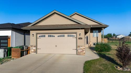 Spacious 4BR with King Suite - Garage - Netflix