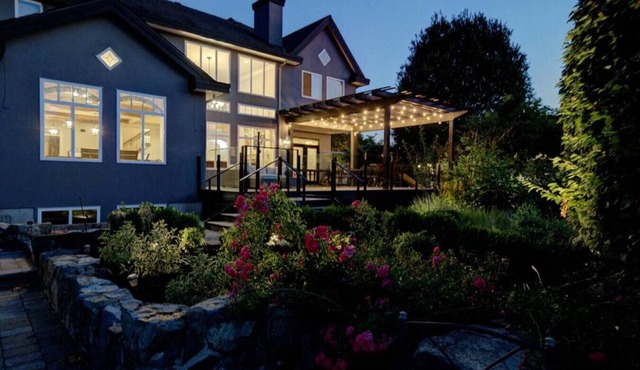 Spacious Home, sleeps 22, Pool, Hot Tub, Gym, Office, Theatre, Shuffle Board